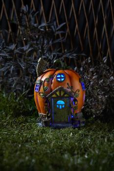 Preview: Feenhaus in Form eines Kürbis.. Nachts beleuchtet im Garten.